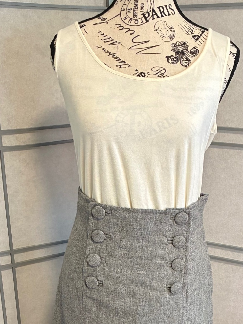 Jones New York Sport Women's Ivory Sleeveless Shirt Top Size M. Minimalist Basic